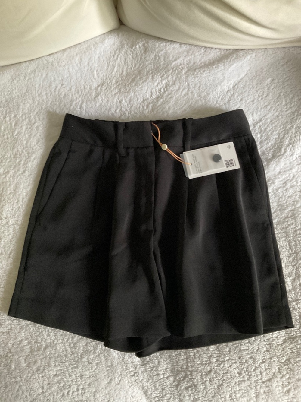 Quince pleated shorts size 2